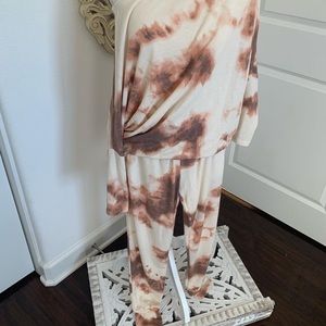 Adorable lounge set in size small.